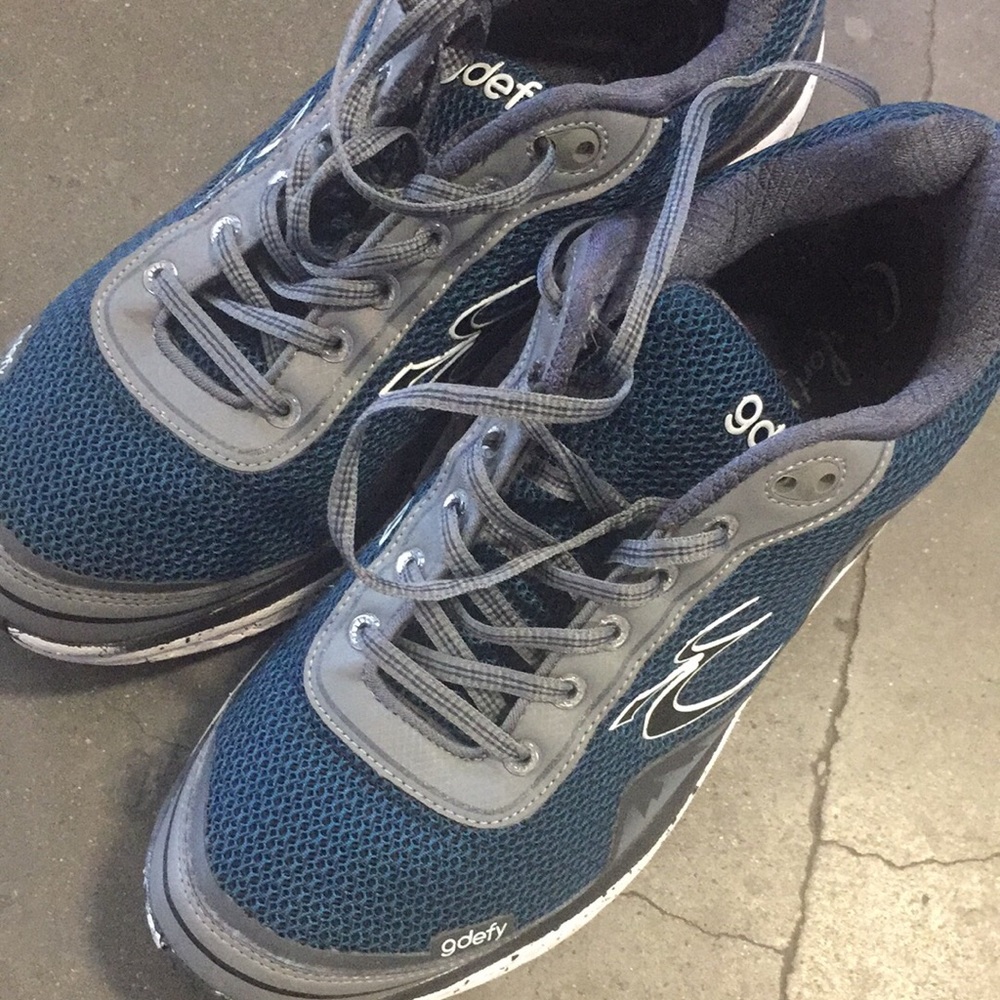 Gdefy men’s tennis shoes! Worn twice!